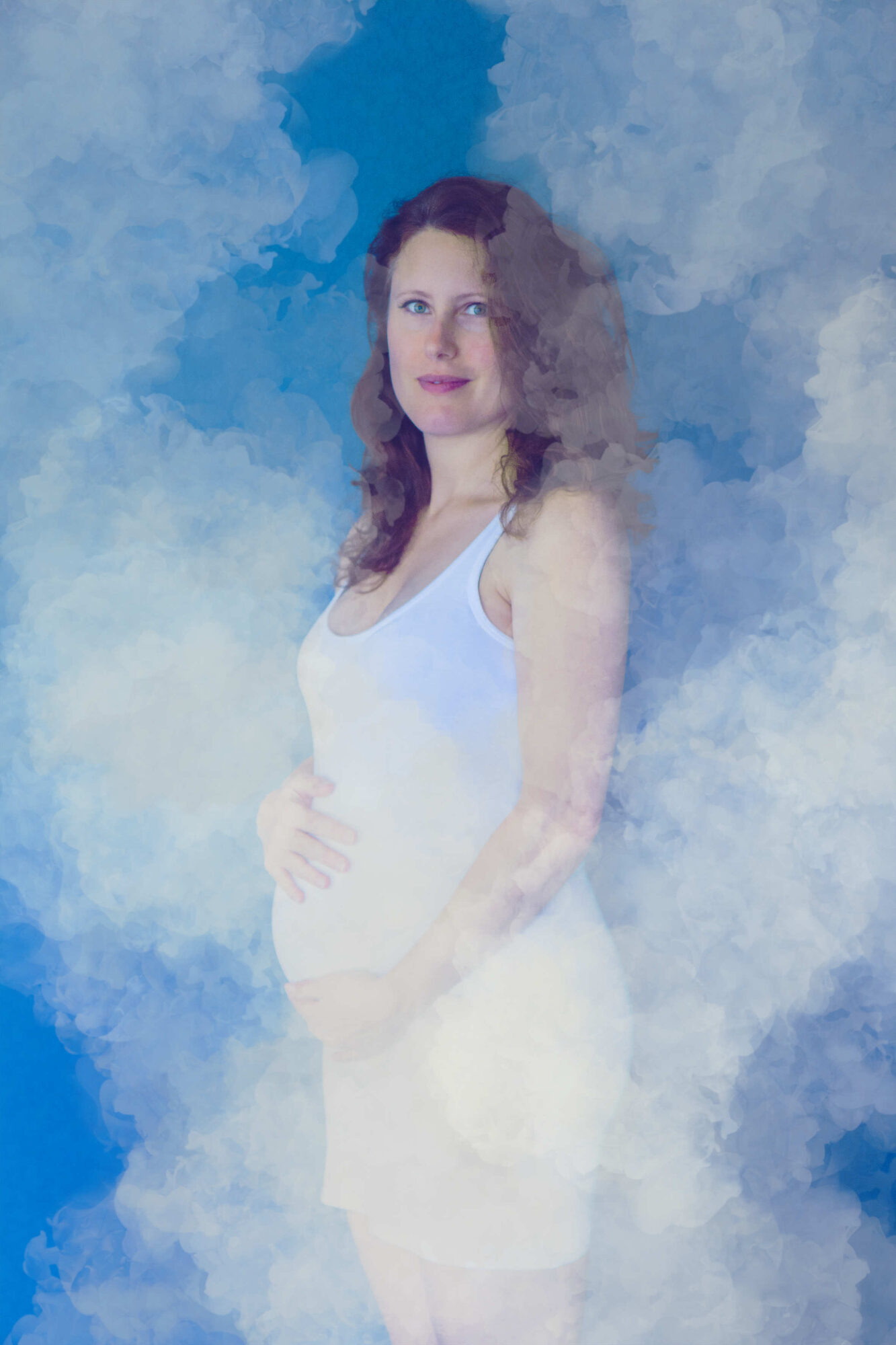Maternity portrait — real moments, real emotion